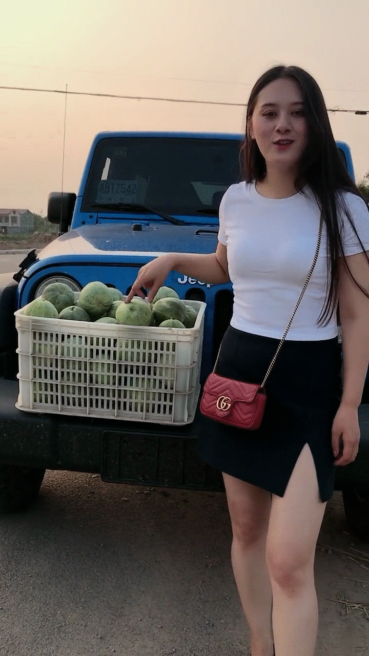户外美女美女卖穿着的还是,短裙换双高跟鞋的网衣水果图片