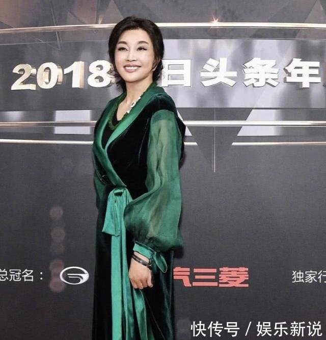 64岁刘晓庆穿绿裙尽显阔太风姿,就这状态再红