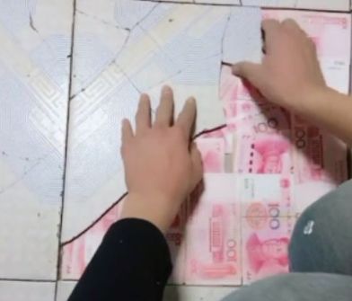 女子不小心将蒜锤子掉地上,将地面砖砸碎,却因此发现男友的秘密