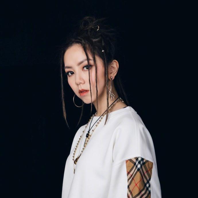 邓紫棋参加活动，一头显目的丸子头备受关注：这是最好看的丸子头
