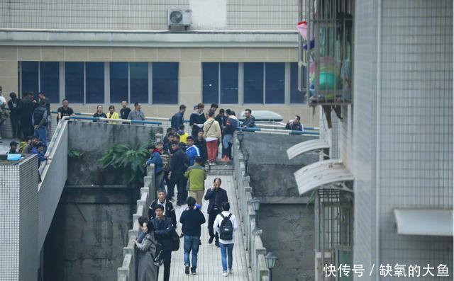 王俊凯回老家重庆拍陆川新片《749局》人山人