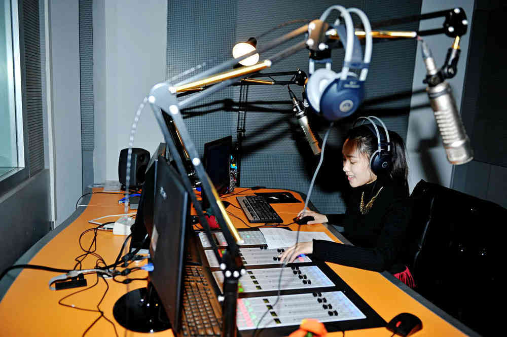 揭秘电台直播间真实样子你以为主持人在念稿子