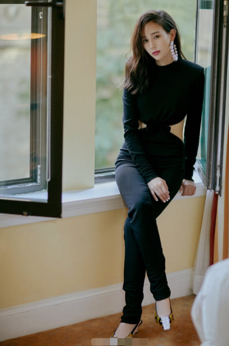 张钧宁亮相时装周,性感腰窝看呆网友:生了五阿