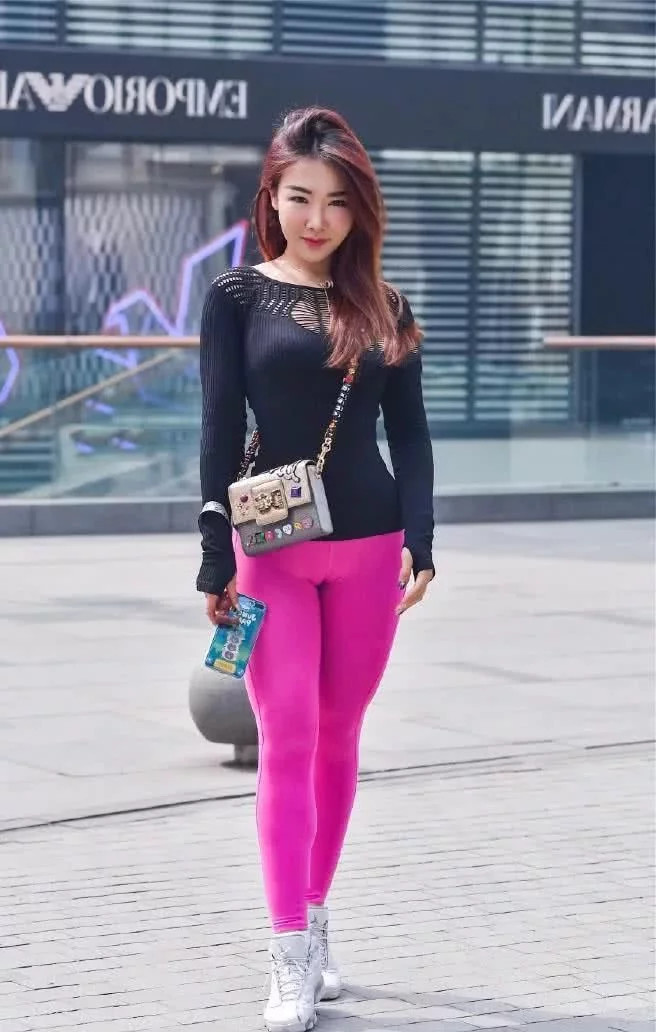 街拍:穿紧身裤的气质美女,好身材挡不住