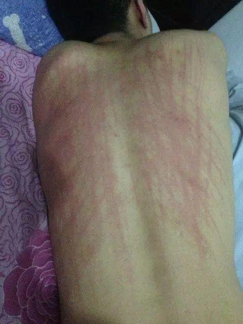 搞笑GIF:小伙子 我猜你女朋友肯定很厉害