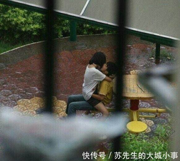 小学生雨后激吻引发众议,为何发生这一年级?现象清明节话写一小学图片