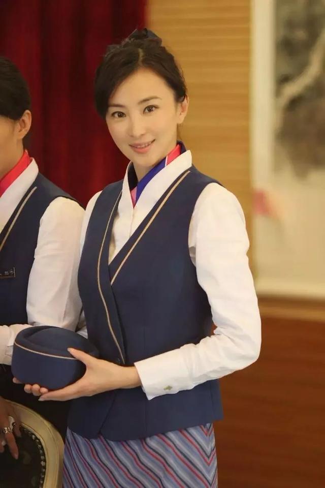 她17岁当空姐被发掘,开公司被骗破产,如今《扶