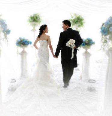 离婚五年后看见前妻在餐馆洗碗,我心生怜悯给她两万后傻了眼