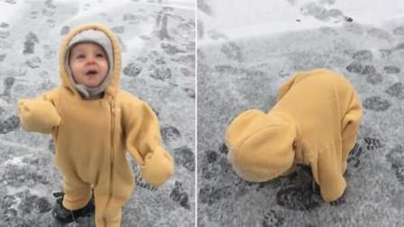 美国一学步男童初见下雪手舞足蹈兴奋不已
