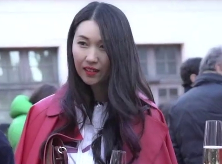 我们的街拍时刻 李晖身穿印花套装时尚感十足！