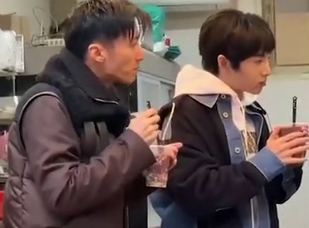 谢霆锋华晨宇捧热干面现身武汉