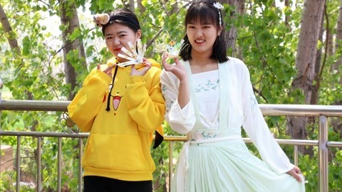 美女家务事 小晴教伙伴用纸杯做孔雀