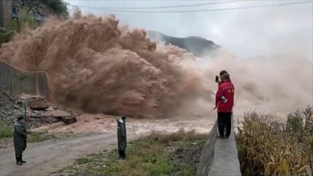 山西一水库泄洪 浊浪滔天场面震撼
