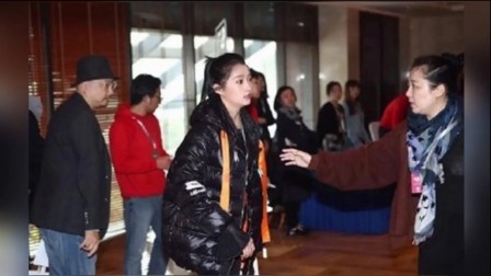 嘻嘻娱乐 2017 11月 鹿晗居然拎着保温杯去开会 一点都不像90后 171127