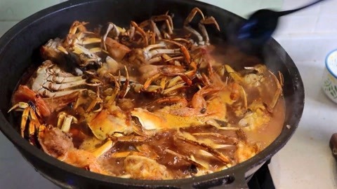 梁小轩和轩妈试吃各种美食 自制“虾兵蟹将”火锅