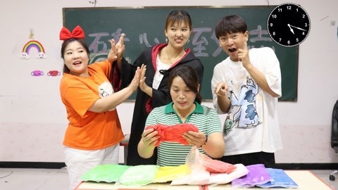 美女家务事 假如玩一下粘土就会穿越一小时，同学们为了放学，合伙套路老师