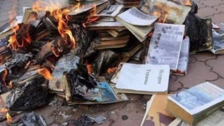 俄战斗机群逼近乌首都基辅，连线避难所中国留学生 乌克兰历史书籍遭焚毁，是俄军干的吗？真相来了
