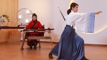 啜妮诠释绝美汉服，配上太极剑帅气飒爽