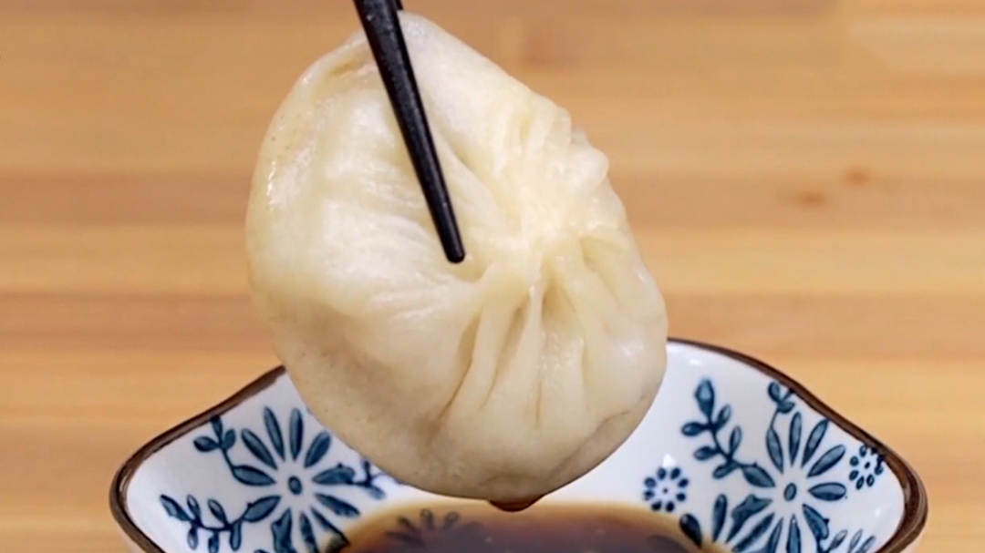 人气美食 上海传统小笼包 自制皮冻有讲究
