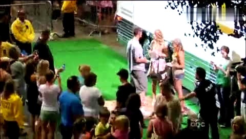 Taylor Swift Signing Autographs For 13 Hours CMA Music Festival-Taylor Swift (泰勒·斯威夫特)