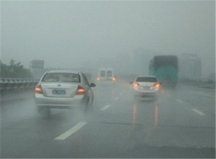 新闻大求真 雨天高速公路行车的注意事项