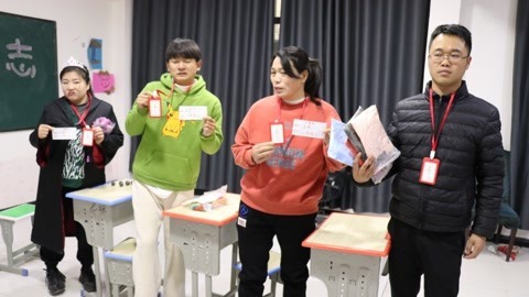 美女家务事 假如做手工像上班一样，一包粘土做出100个玩具，小晴能完成吗？