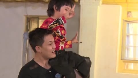 播报多看点 村长日记感悟幸福 郭涛父子乐现身