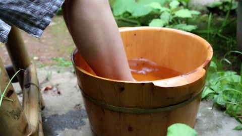 小白菜养生坊第一季 湿气重？泡脚比吃药管用