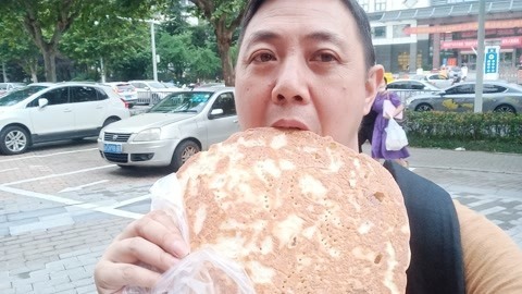 唱罢吹灯 四川大叔就是一个吃货，游玩中国特色无锡湖滨商业街，买5元馕饼