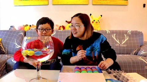 梁小轩和轩妈试吃各种美食 贝壳里长出来的海洋生物