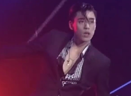 王子异跳舞不系衬衫扣子