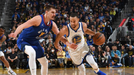 2021-2022赛季NBA集锦 库里34分 约基奇26+11&遭驱逐 勇士2-0领先掘金