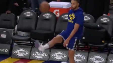 NBA热辣资讯 库里赛前热身尝试脚踢三分球！球迷：你可不是梅西啊！