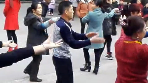 唱罢吹灯 大叔跳舞 舞步撩人 笑爆了