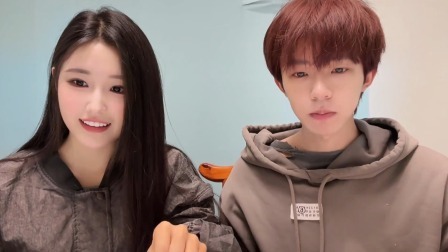 友间合租屋 在线吃海螺，小京小桃变身美食博主