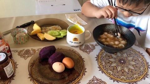 梁小轩和轩妈试吃各种美食 营养丰盛的早餐