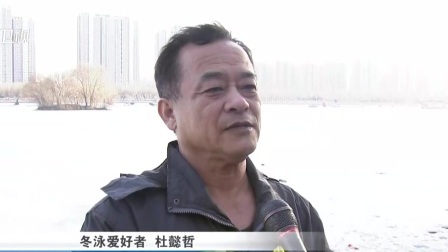 第一时间 快递车加油站外起火冒烟 路过洒水车“出水相救”