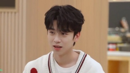 胡鸿钧玩游戏惨遭队友“背刺” 里予家族集思广益为主题曲填词