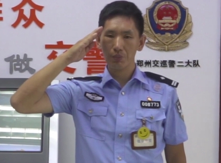 二更视频 患癌警察19年来用纸条服务群众