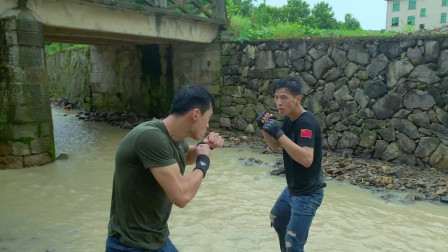 乡村拳皇真人版 真人版拳皇第43集：俩青年雨天水坑决斗