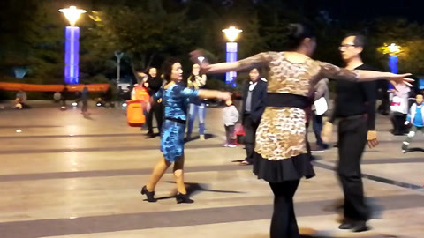 唱罢吹灯 太魔性！50岁大爷教大妈跳广场舞
