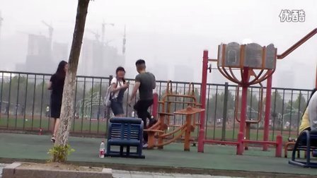 董新尧恶搞 近距离嗅路人气味 06