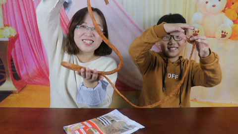 梁小轩和轩妈试吃各种美食 试吃“三只松鼠大浪卷”