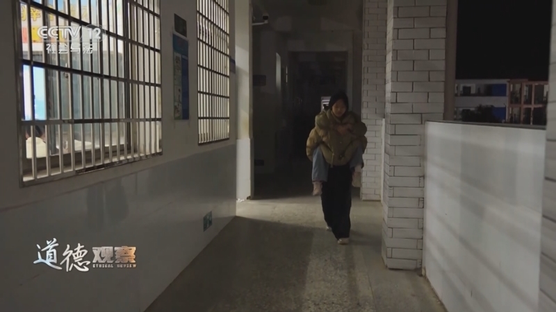 道德观察 《道德观察(日播版)》 20250513 背上的青春