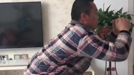 帅哥一枚 宅家里也不忘运动