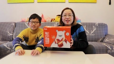 梁小轩和轩妈试吃各种美食 百草味每日抱抱果
