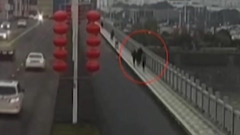 法治中国60分 男子赌博输钱抢劫小学生 幼童受伤责任划分引争议