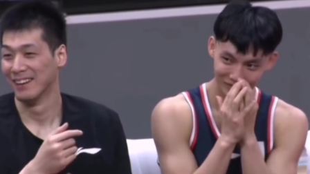CBA热辣资讯 赛场上到底发生了什么？竟让坐在替补席的徐中锋如此娇羞！