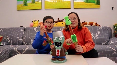 梁小轩和轩妈试吃各种美食 植物大战僵尸玩具