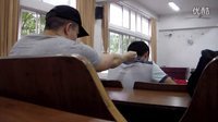 董新尧恶搞 用稻草给大学生挠痒恶作剧 09